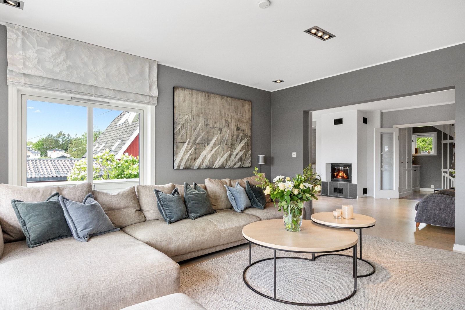 Stuen har enstavs parkett og malte overflater skaper en varm og innbydende atmosfære. Galleribilde