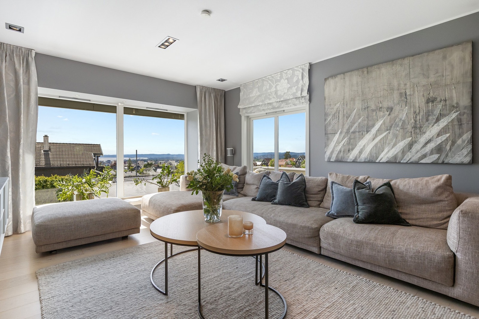 Lys og romslig stue med store vindusflater som slipper inn rikelig med dagslys. Galleribilde