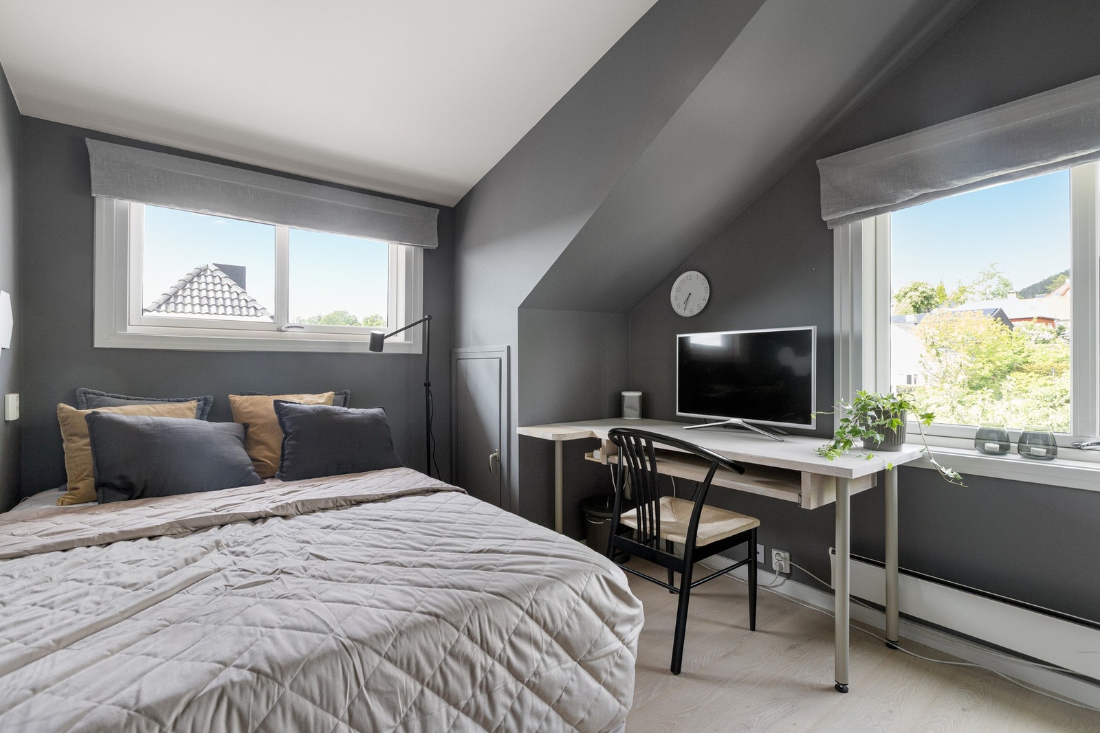 Det andre soverommet i etasjen har god plass til både seng, skrivebord og garderobeskap. Galleribilde