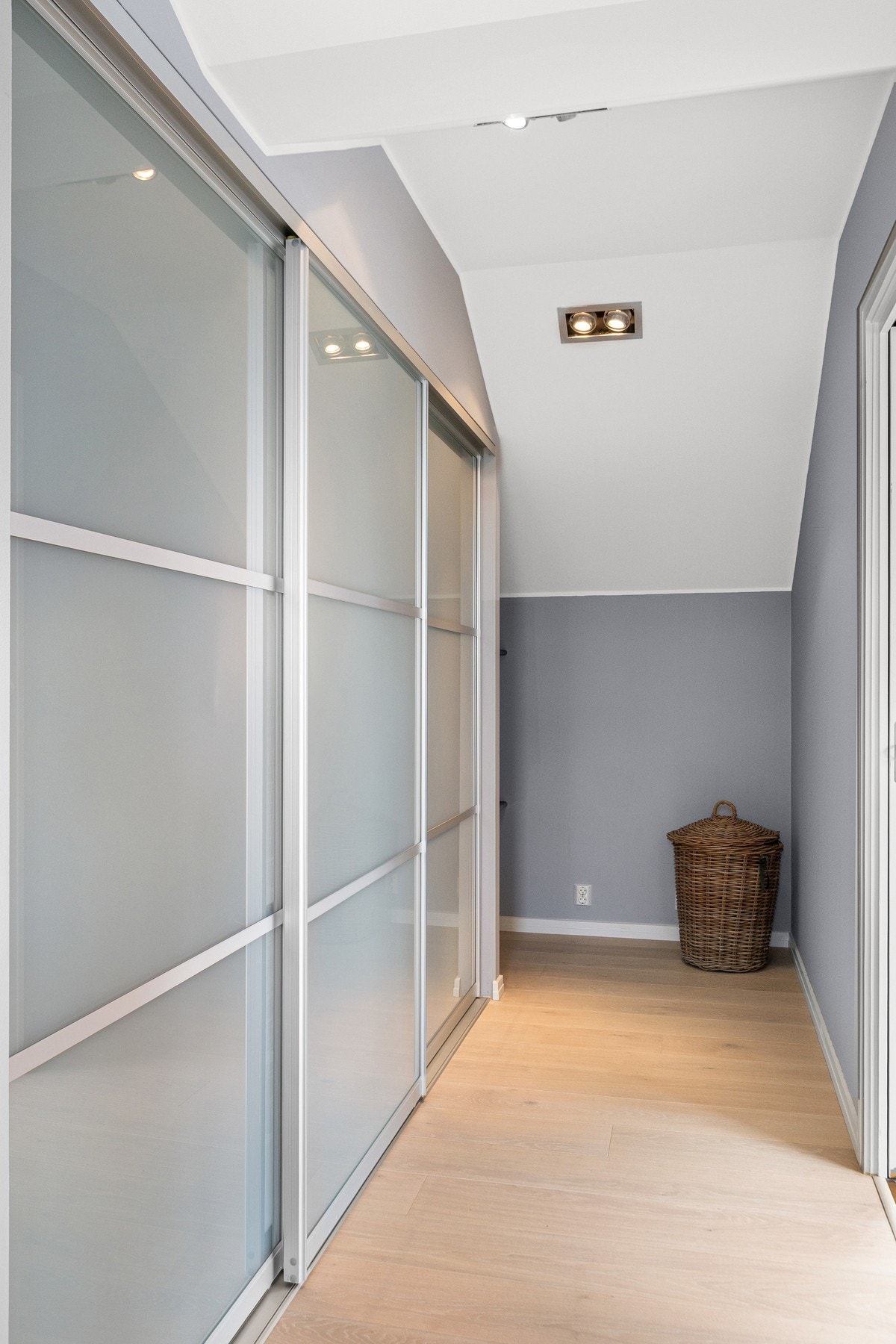 Det er god oppbevaringsplass i Skyvedørsgarderober. Galleribilde