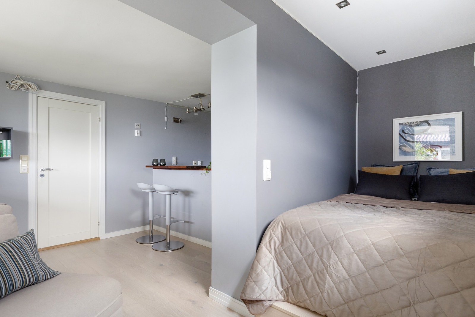 I tillegg finnes et innredet rom som i dag benyttes som ekstra soveplass, noe som gir boligen ekstra fleksibilitet og bruksmuligheter. Galleribilde