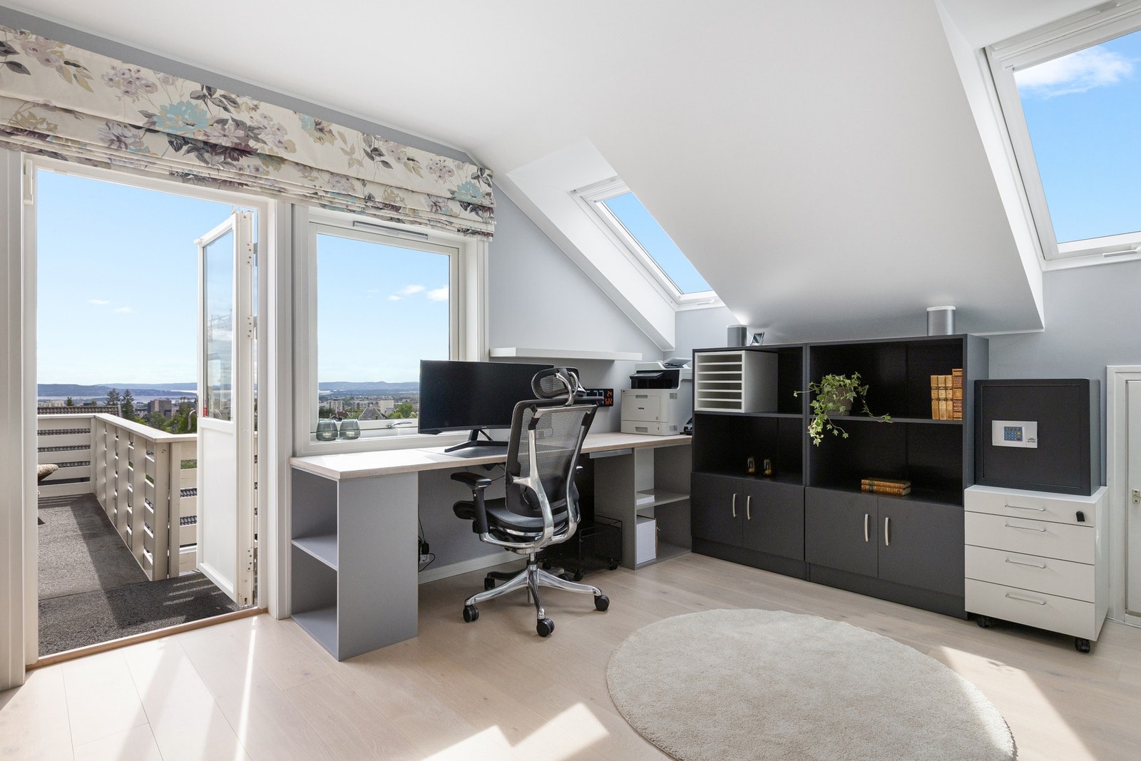 Fra stuen er det utgang til balkong på ca. 6 kvm. Galleribilde