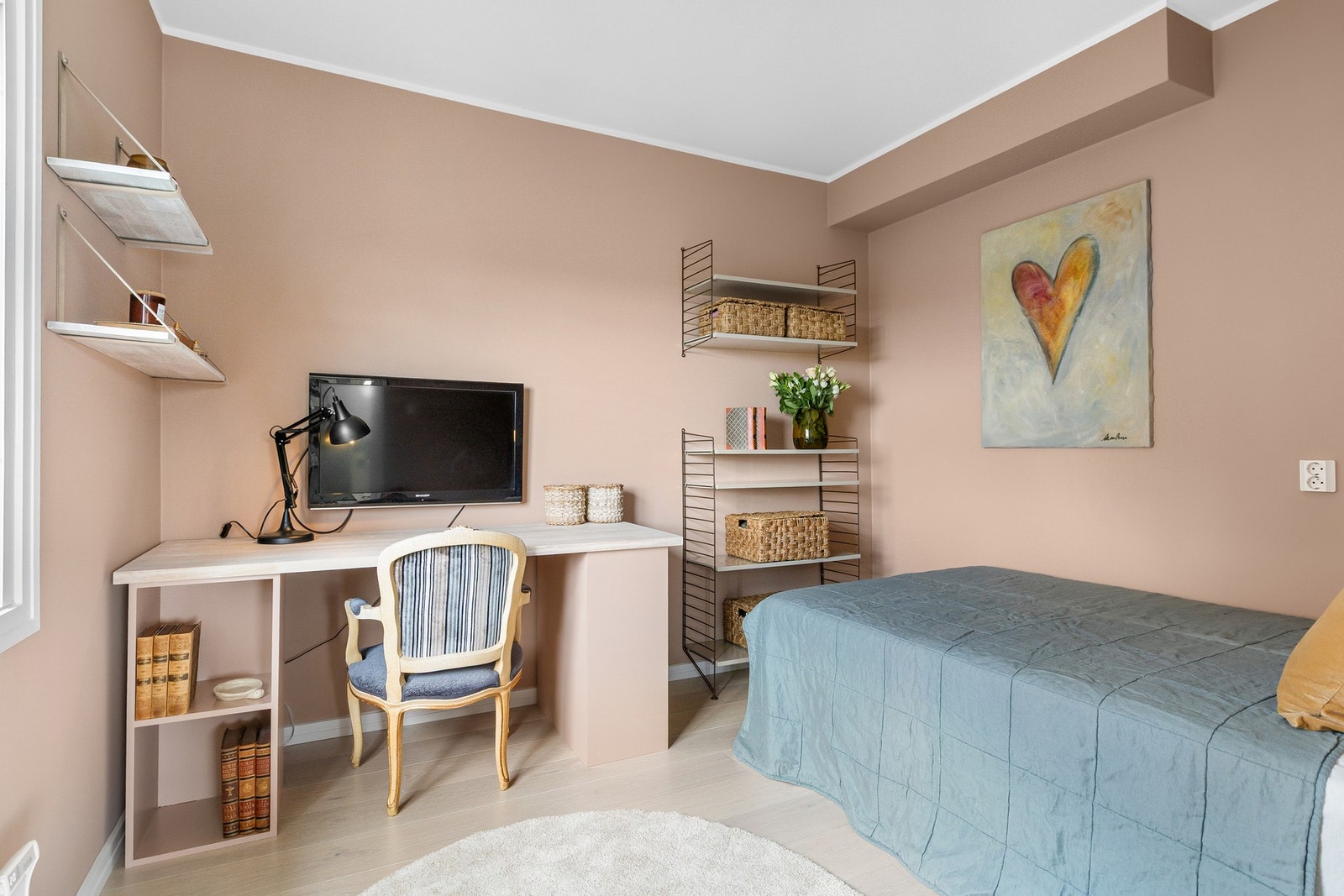 Ett av boligens soverom finner man i tilknytning til spisestuen. Galleribilde