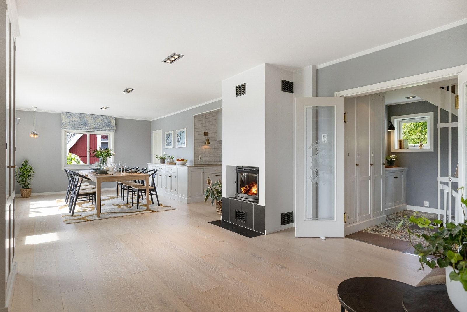 Peisovnen med glassdør tilfører både varme og hygge, mens varmepumpen sørger for effektiv oppvarming. Galleribilde