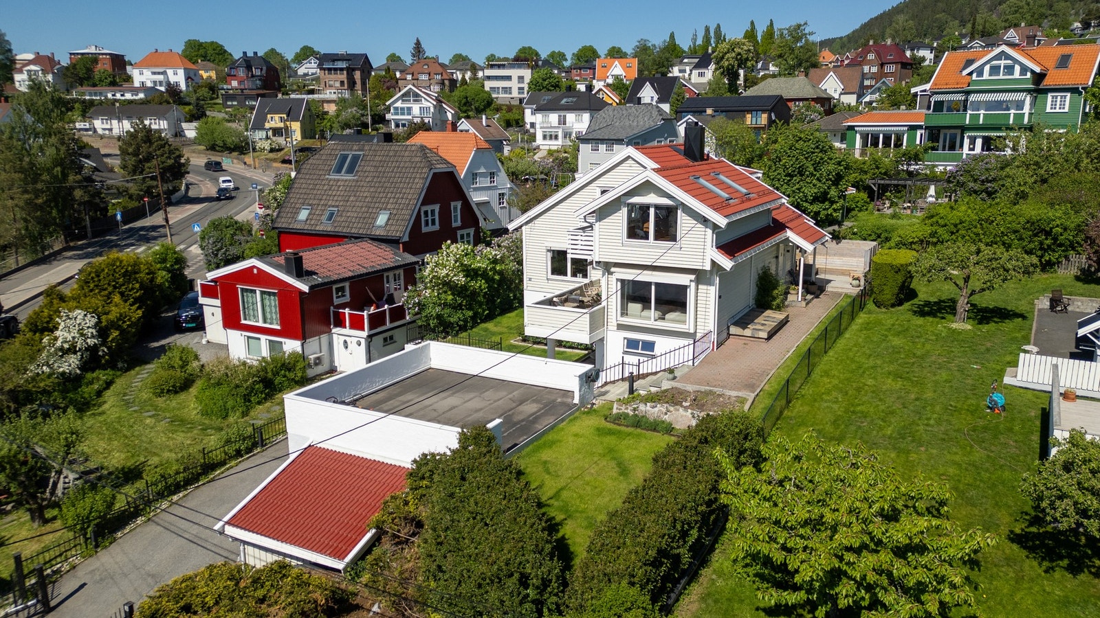 Tomten er pent opparbeidet og gir et solid og velstelt inntrykk. Galleribilde