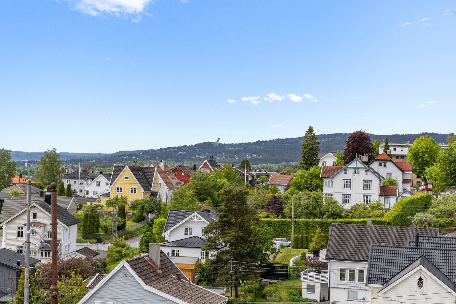 Fra balkongen er det utsikt mot Holmenkollen. Galleribilde
