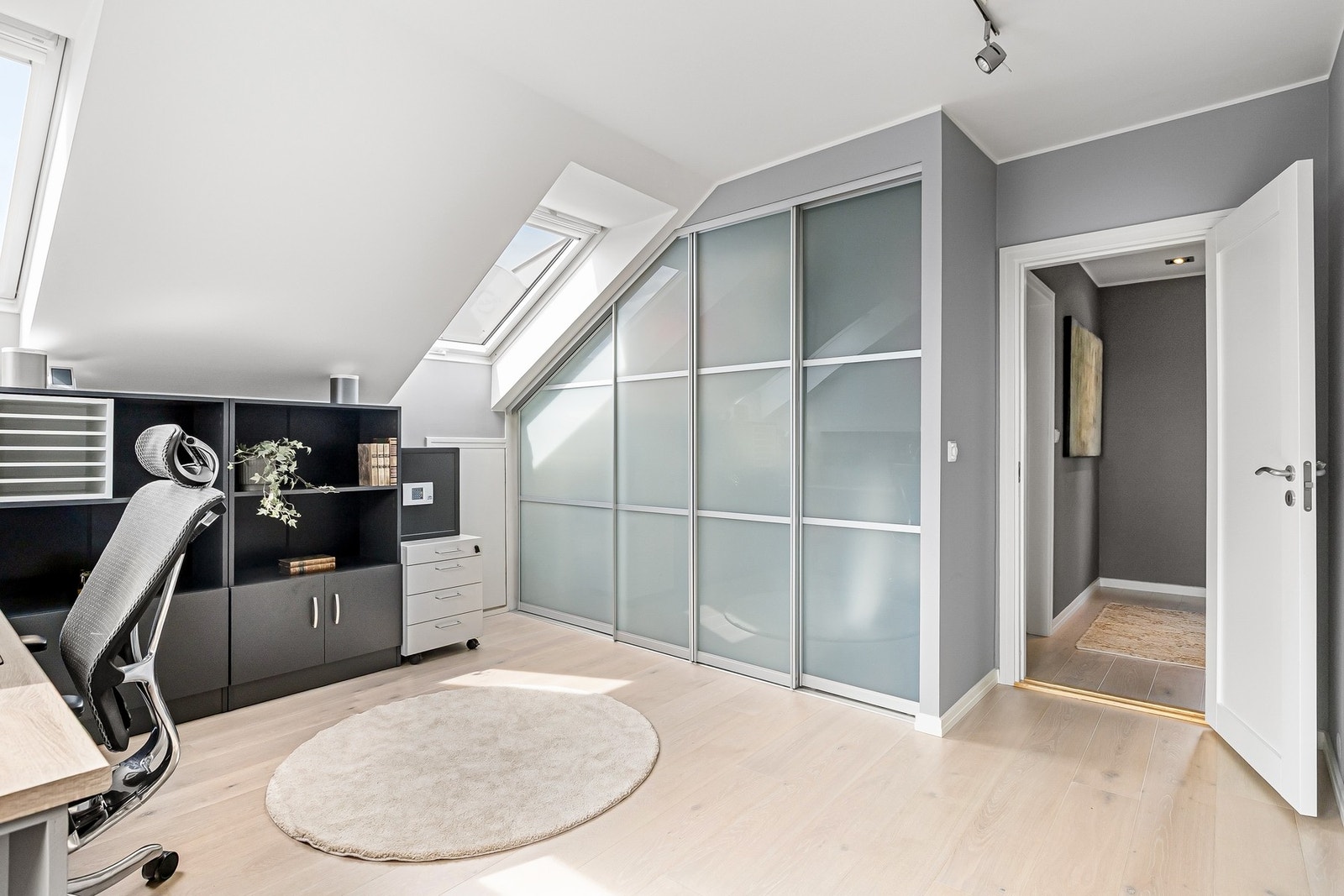 Allsidig stue med enstavs parkett, perfekt som TV-stue, hjemmekontor eller hobbyrom. Galleribilde