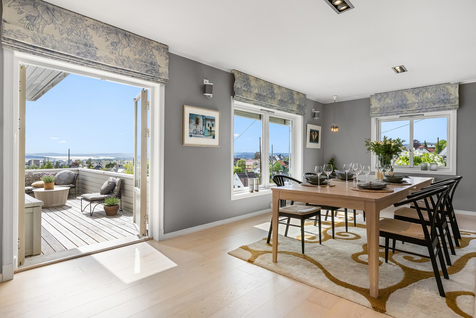 Fra stuen er det utgang til en solrik veranda, perfekt for avslapning og hyggelige stunder ute. Galleribilde