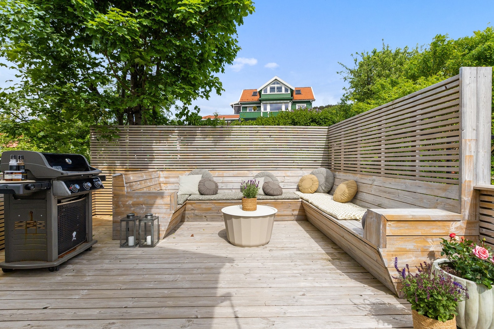 I tilknytning til inngangspartiet finner du en terrasseplatting i trekonstruksjon på ca. 17 kvm. Galleribilde