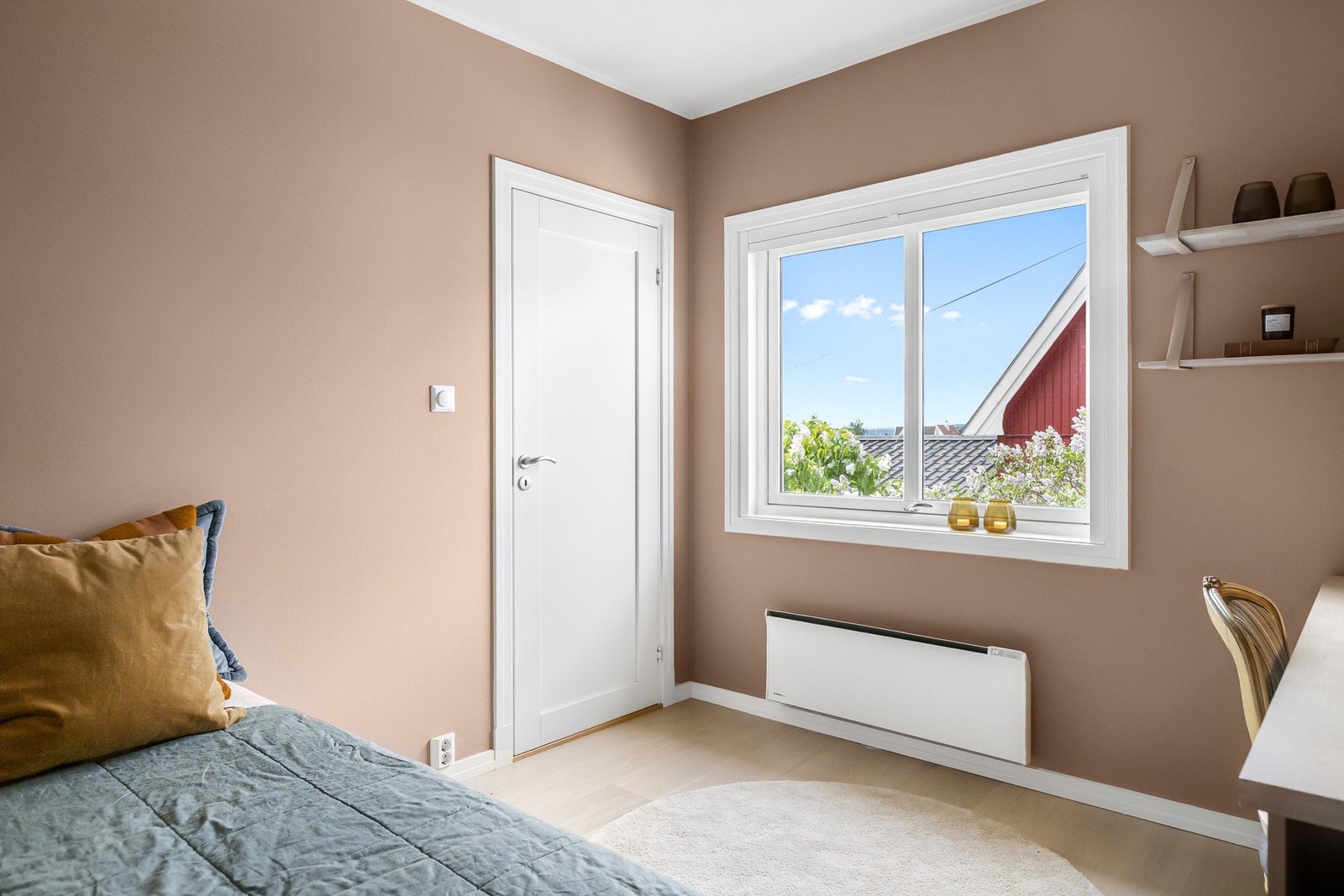 Rommet er romslig med plass til dobbeltseng, skrivebord og garderobeløsning. Galleribilde