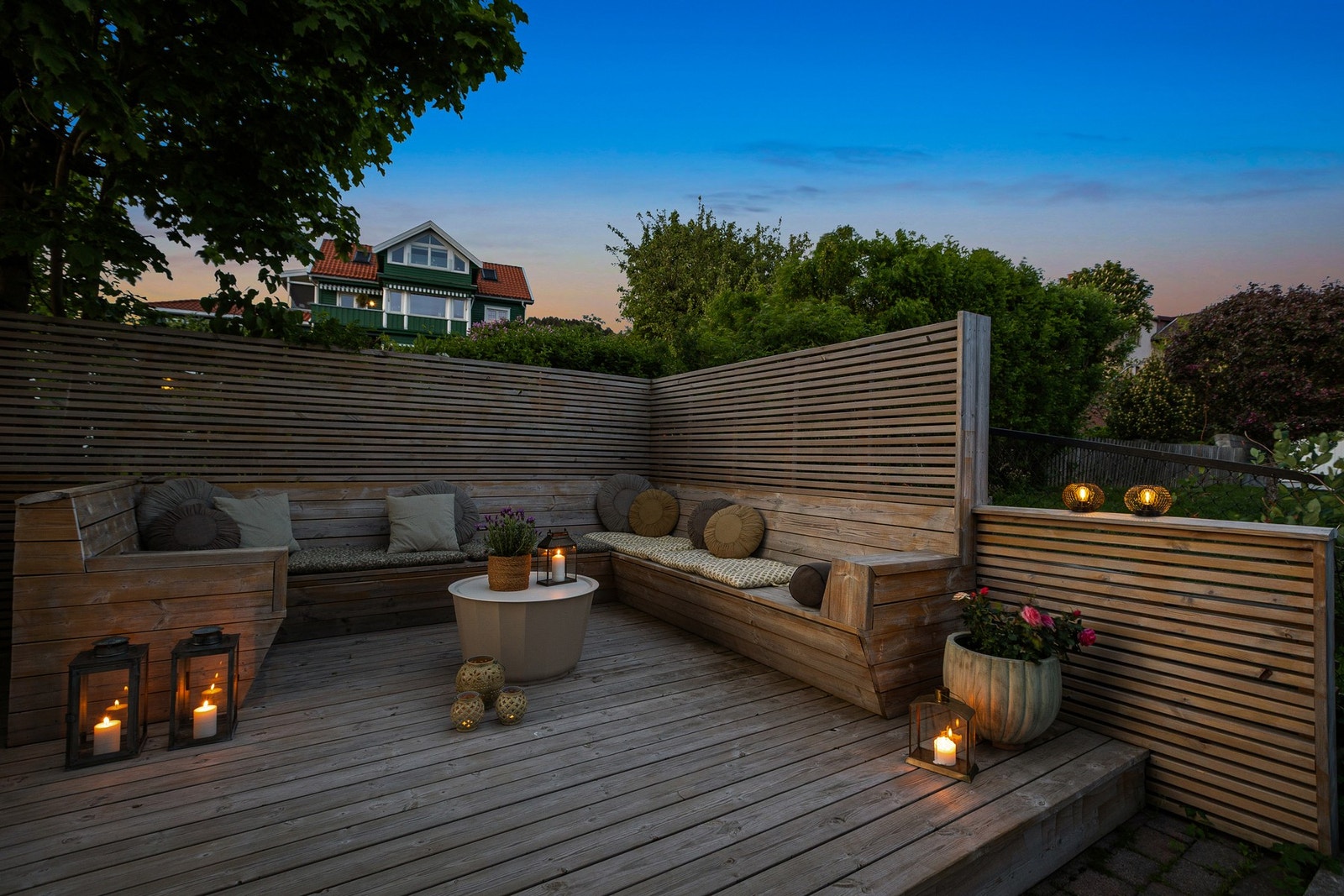 Her er det god plass til grill og utemøbler, og er perfekt for hyggelige uteopphold. Galleribilde