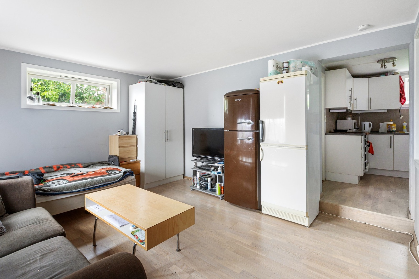 Den godkjente utleiedelen inneholder vindfang med flislagt gulv og elektrisk gulvvarme, samt en lys stue, kjøkken, bad, soverom og et ekstra innredet rom. Galleribilde