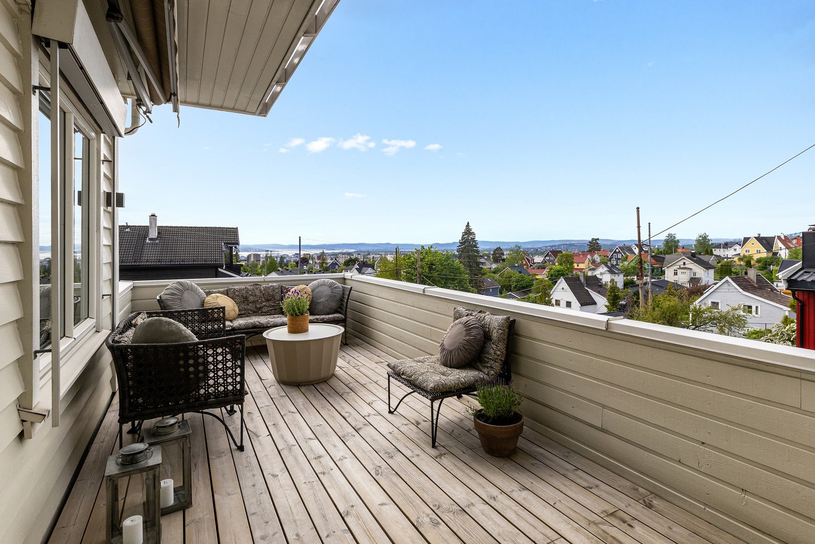 Her er det god plass til utemøbler og grill, og med sol fra morgen til kveld blir dette en perfekt plass for å nyte lange, deilige sommerdager og lune kvelder. Galleribilde