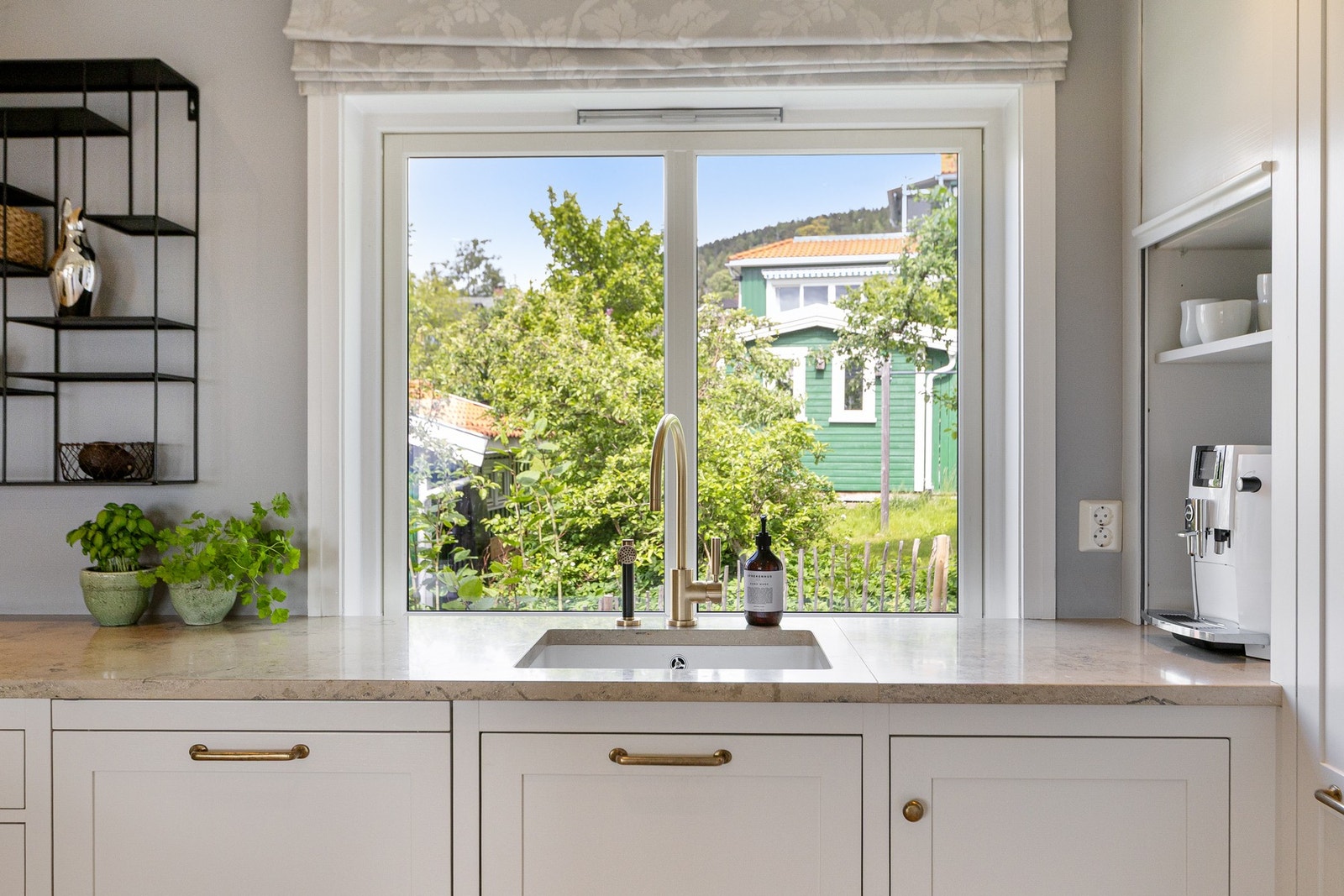 Innrednignen har benkeplate i komposittstein med underlimt kum og utomatisk vannstopper. Galleribilde