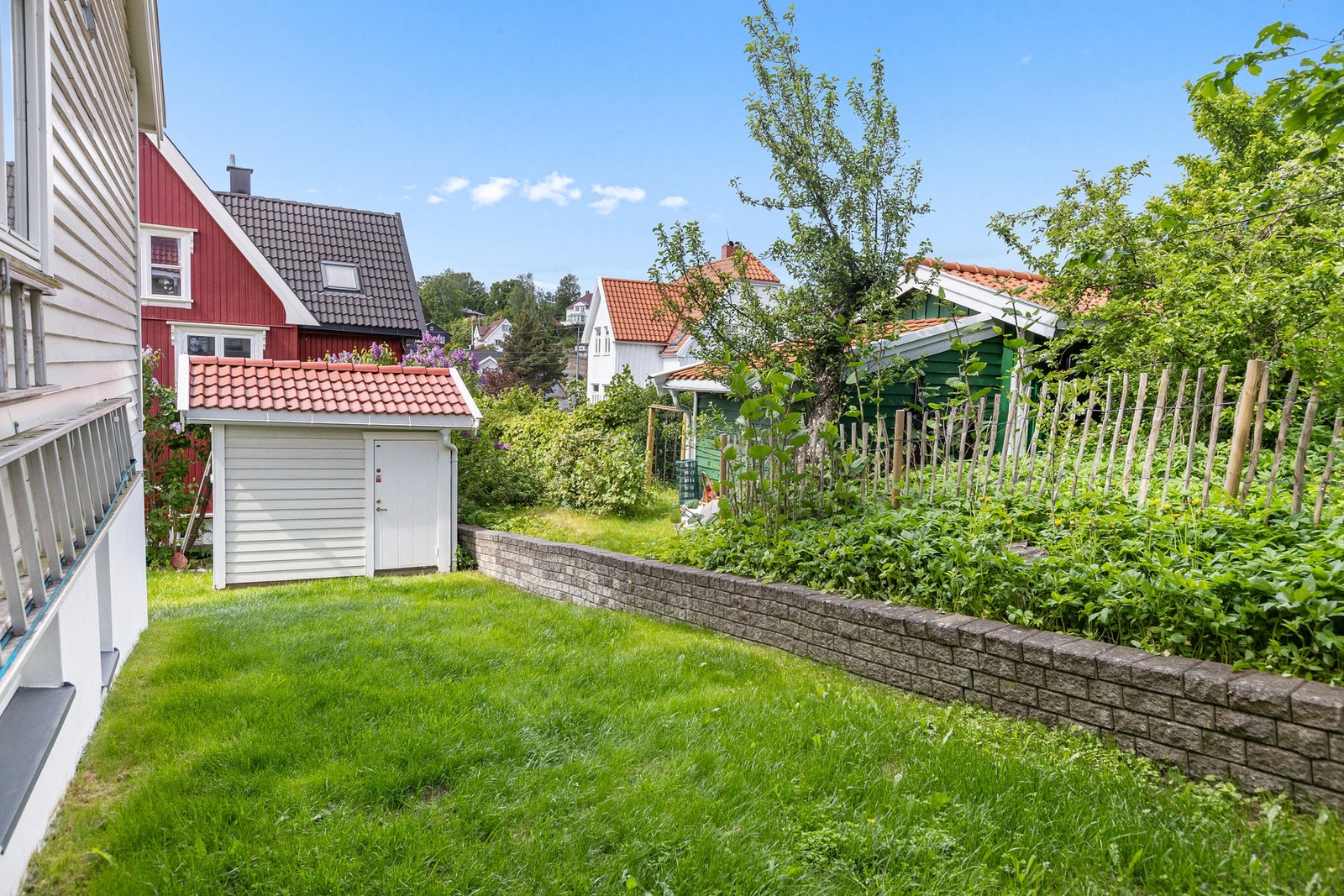 På tomten står to uteboder, hvorav én har innlagt lys - praktisk for oppbevaring og bruk gjennom hele året. Galleribilde