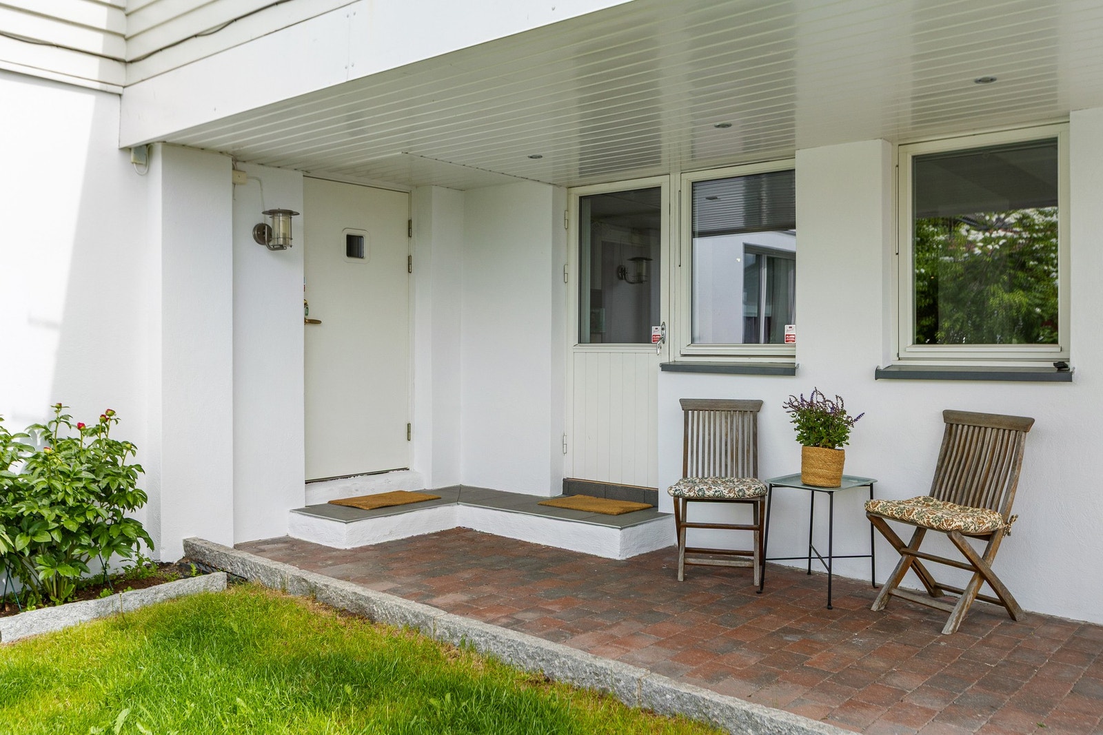 Inngangsparti til utleiedel og underetasjen i hoveddelen. Galleribilde