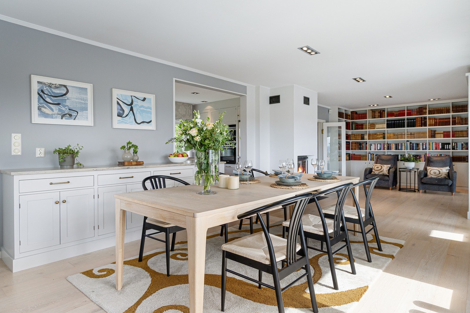 Spisestuen har god plass til et langt spisebord. Galleribilde