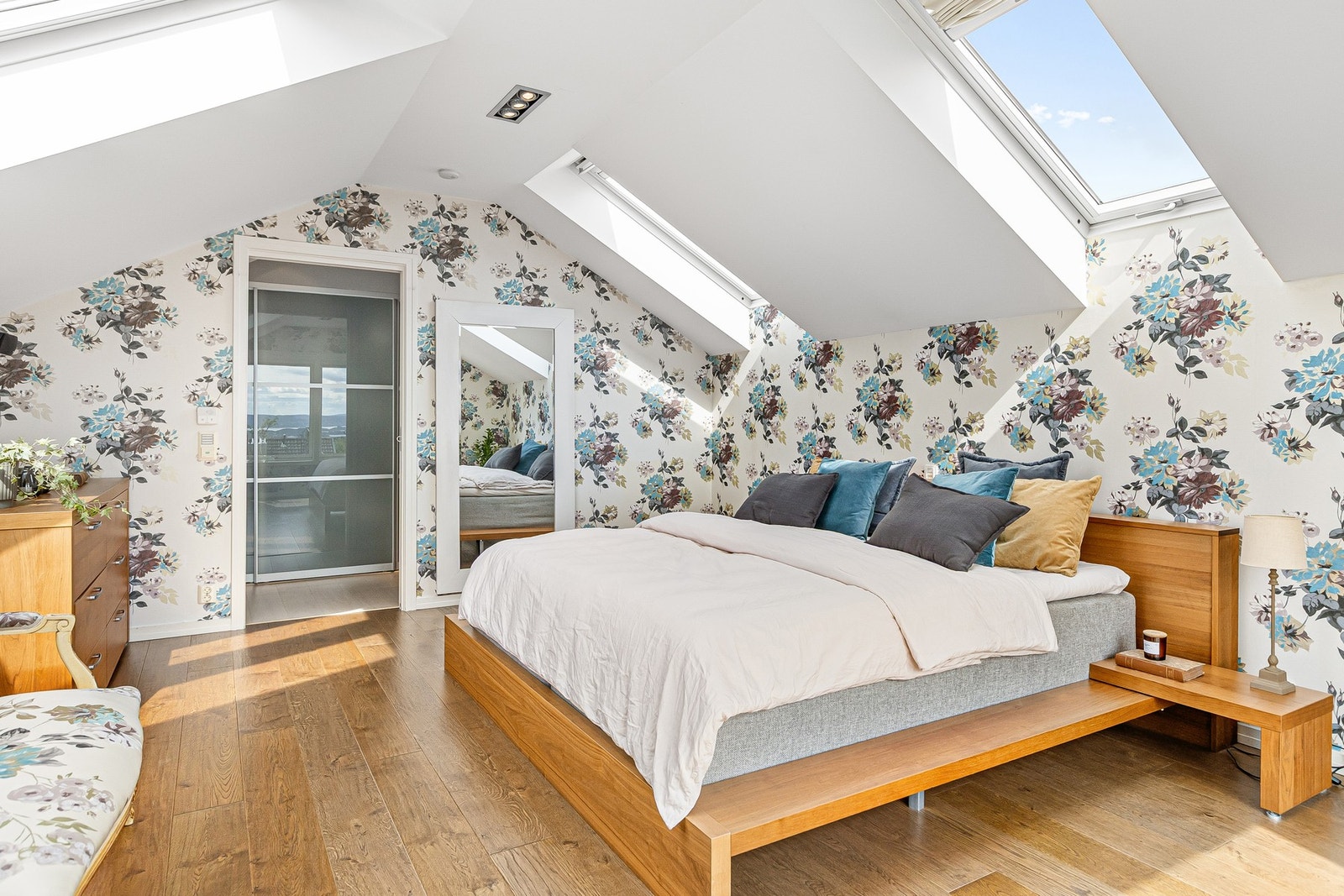 Hovedsoverommet har en generøs størrelse og preges av takvinduer og store vindusflater som slipper inn rikelig med naturlig lys. Galleribilde