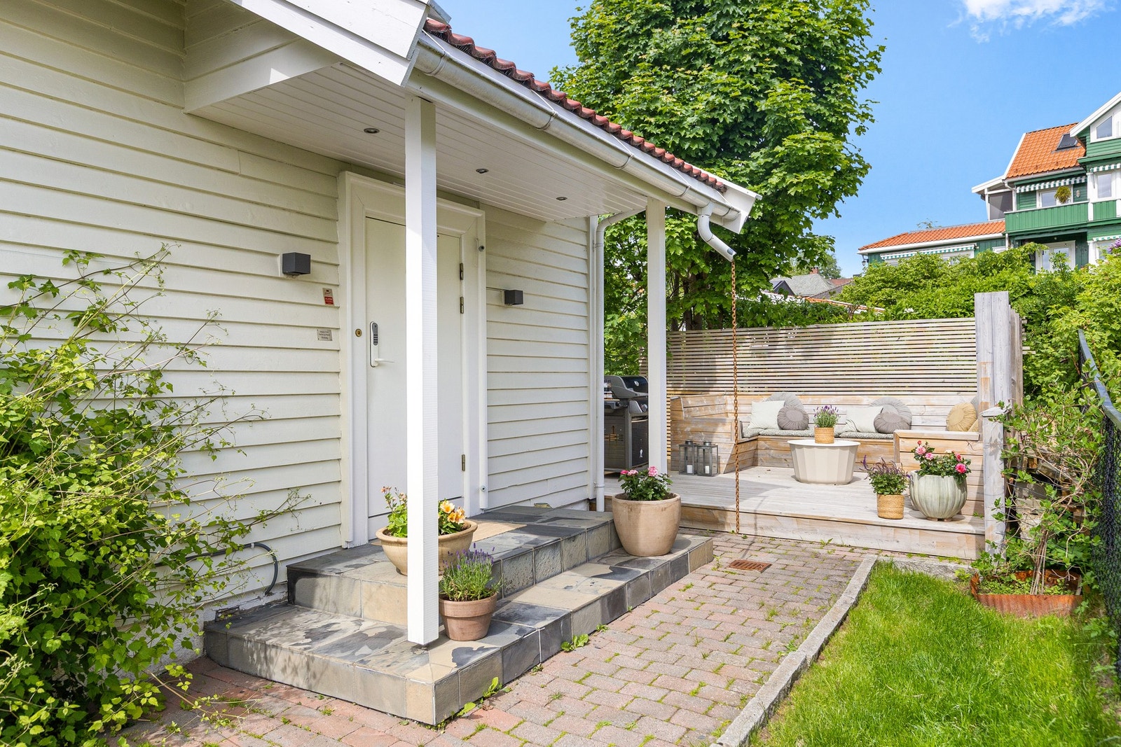 Inngangspartiene er belagt med belegningsstein, og adkomsttrappene er utført i skifer. Galleribilde