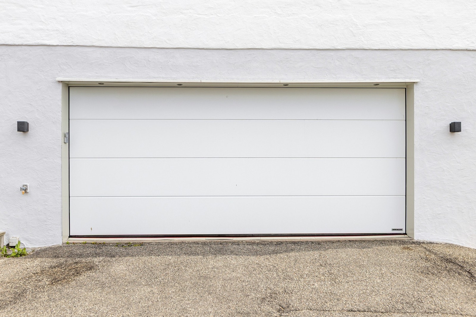 Det er en dobbel garasje på 53 kvm med strøm, samt parkering på egen tomt. Galleribilde