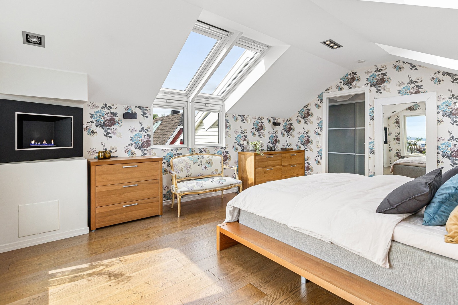 Rommet har en elektrisk peis som tilfører både varme og stemning. Galleribilde