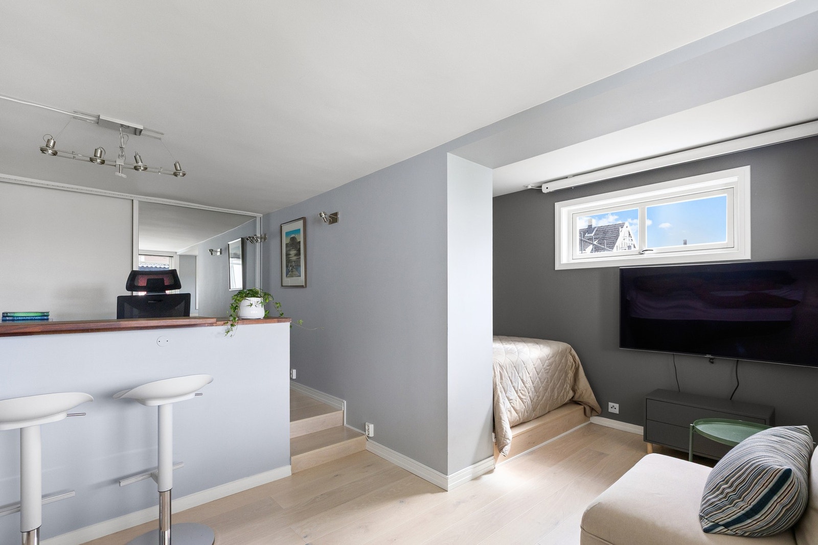 Kontoret er innredet med praktisk skyvedørsgarderobe - perfekt som hjemmekontor eller hobbyrom. Galleribilde