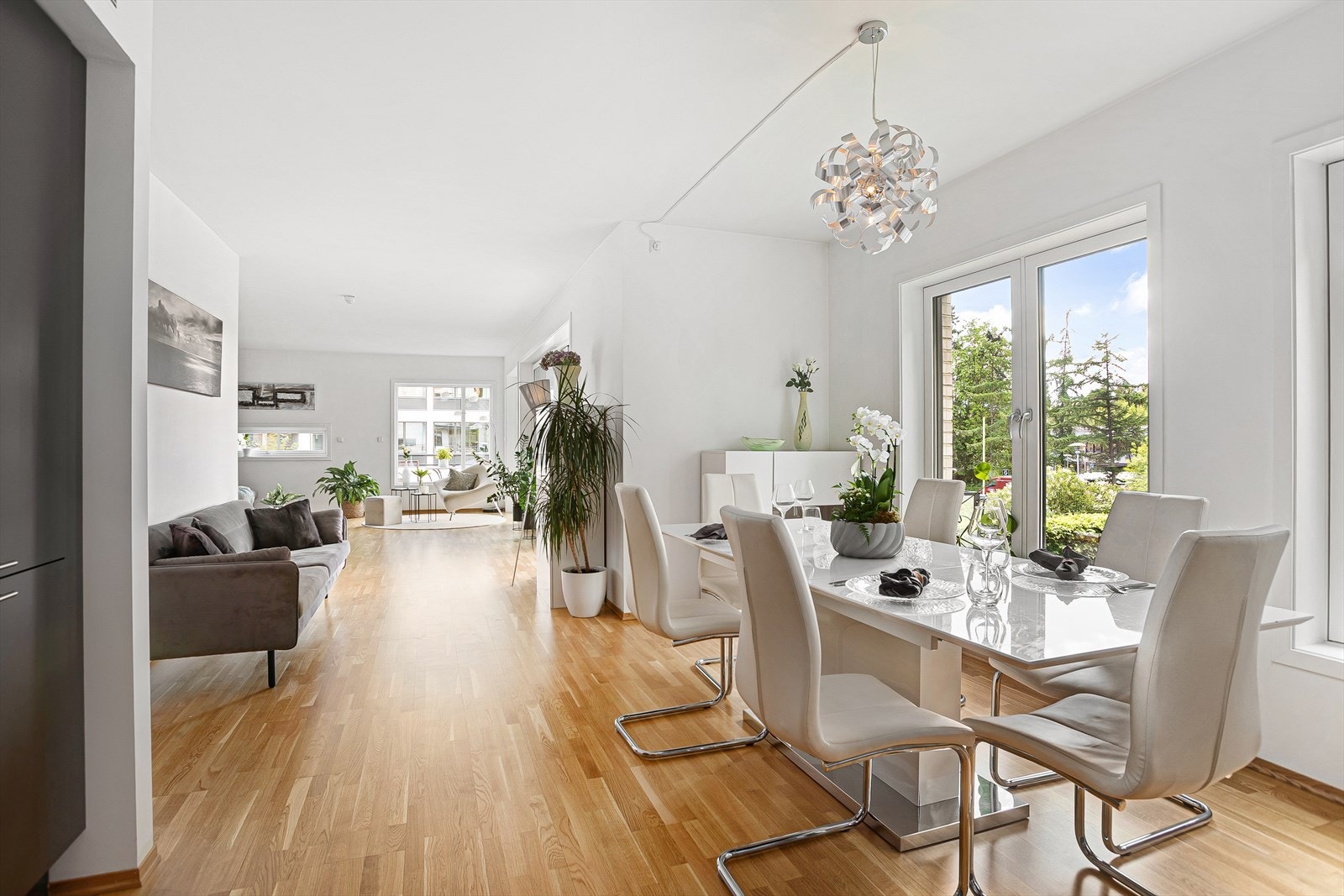 God plass til spisestue med langbord. Galleribilde