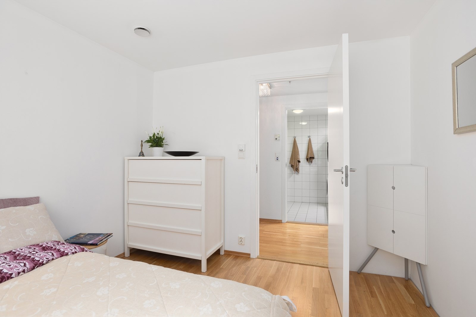 Rommet har god plass til dobbeltseng og oppbevaringsløsninger eller garderobe. Galleribilde