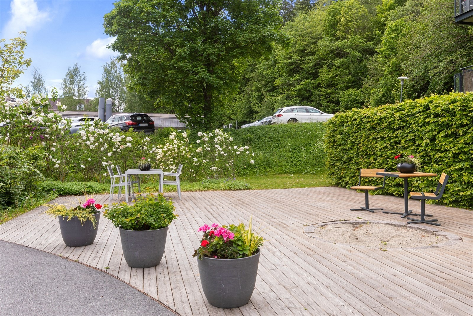 Sameiet har pent opparbeidede fellesområder med gangveier, grøntområder, beplantning og sittegrupper. Galleribilde