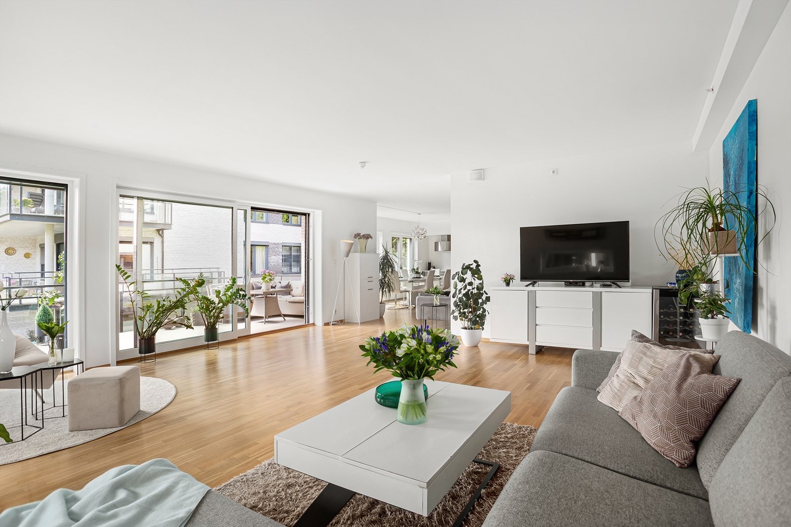 Lys og romslig stue med plass til flere soner. Galleribilde