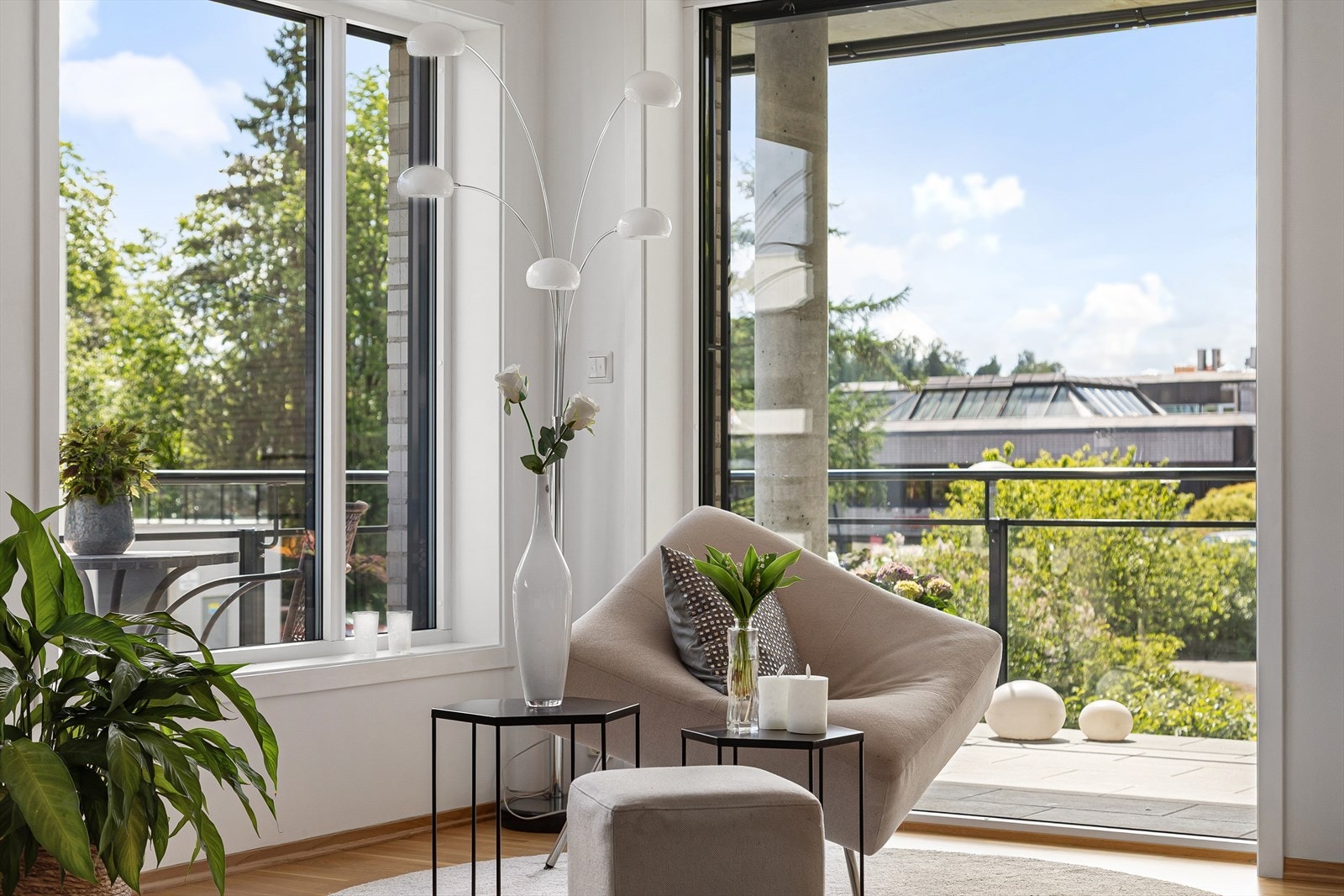 Boligen har store vindusflater som gir mye lys og en god atmosfære i leiligheten. Galleribilde