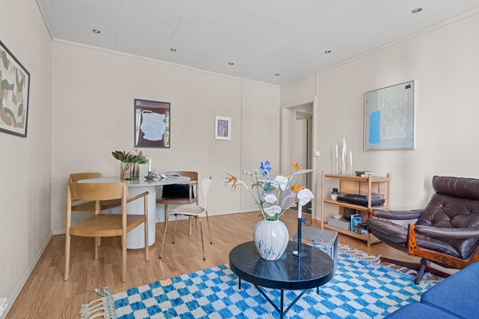 Stuen er lys og luftig med downlights i himlingen og nymalte overflater. Galleribilde