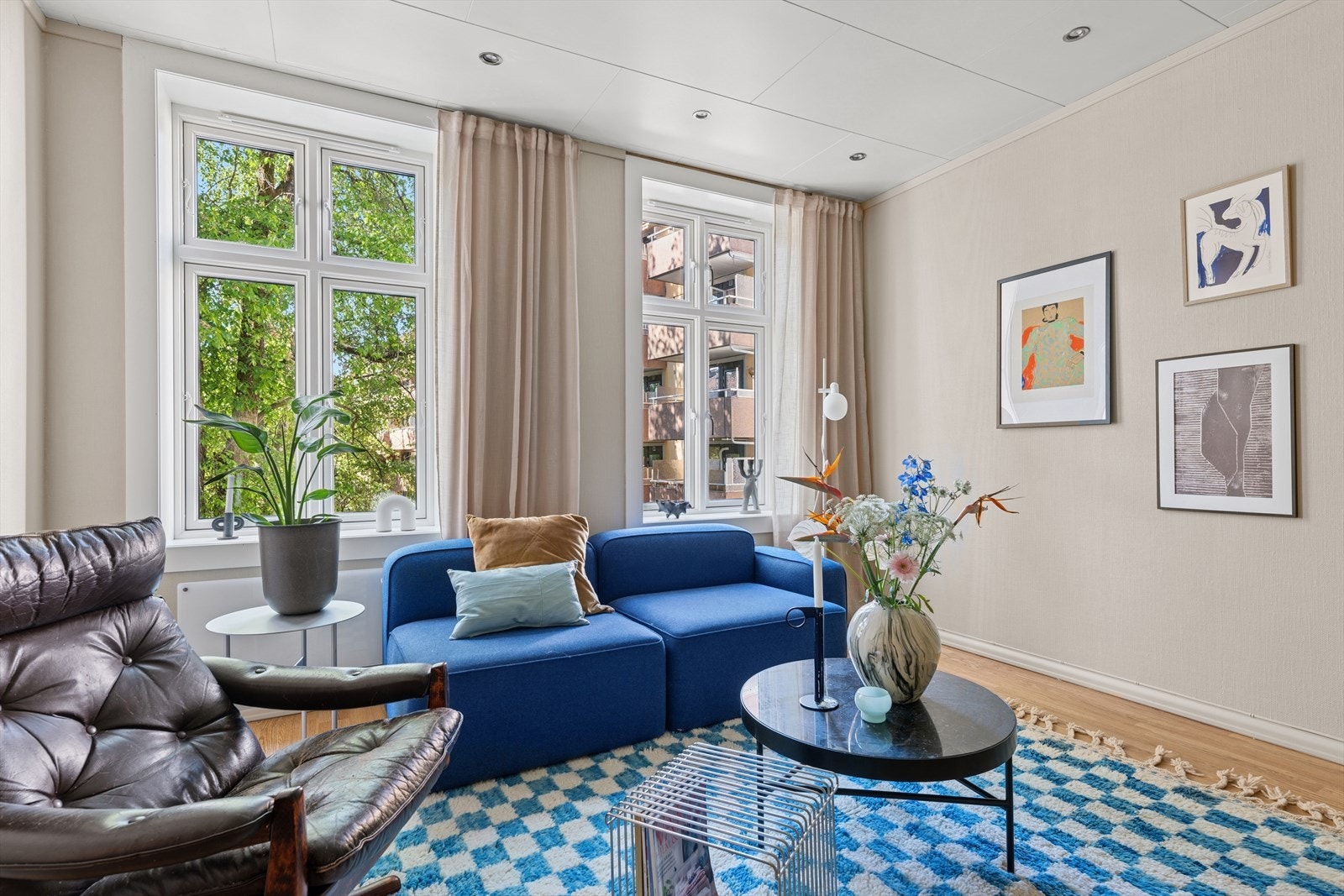 Den gjennomgående planløsningen og de store vindusflatene (nye vinduer fra 2024) sørger for en lys og luftig følelse i boligen. Galleribilde