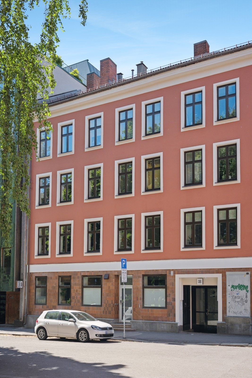 Leiligheten er beliggende i 2. etasje i et klassisk og vakkert bygg fra 1897. Galleribilde