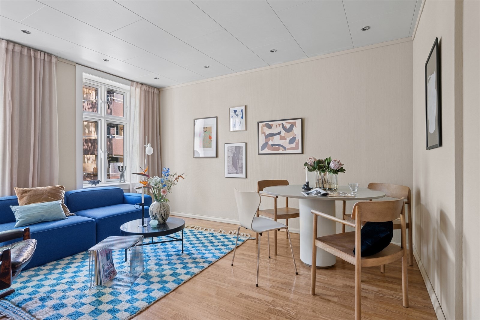 I stuen får du plass til sofagruppe, ønsket medie- og oppbevaringsmøblement og spisegruppe. Galleribilde