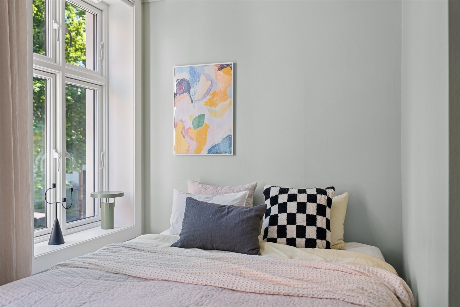 Soverommet er malt i en tidsriktig farge, som står i stil med resten av leiligheten. Galleribilde