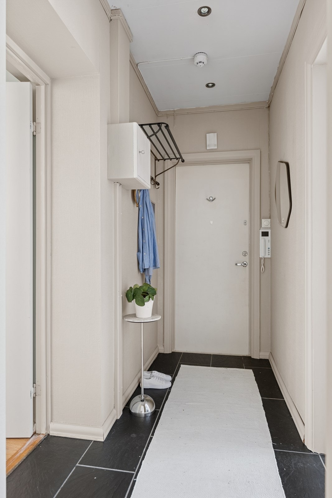 Leiligheten byr på flotte kvaliteter som store vinduer, romslige rom og en gjennomgående planløsning. Galleribilde