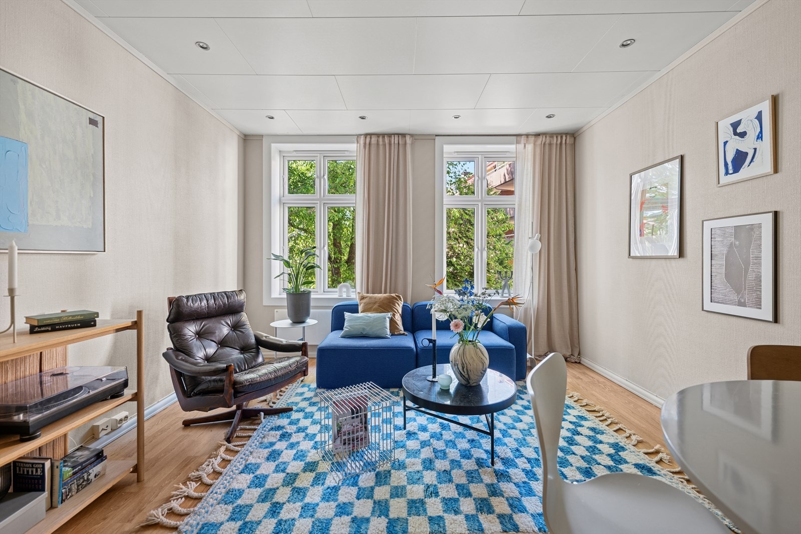 Dette er en lys og gjennomgående 2-roms leilighet beliggende på populære Grünerløkka/Rodeløkka. Galleribilde