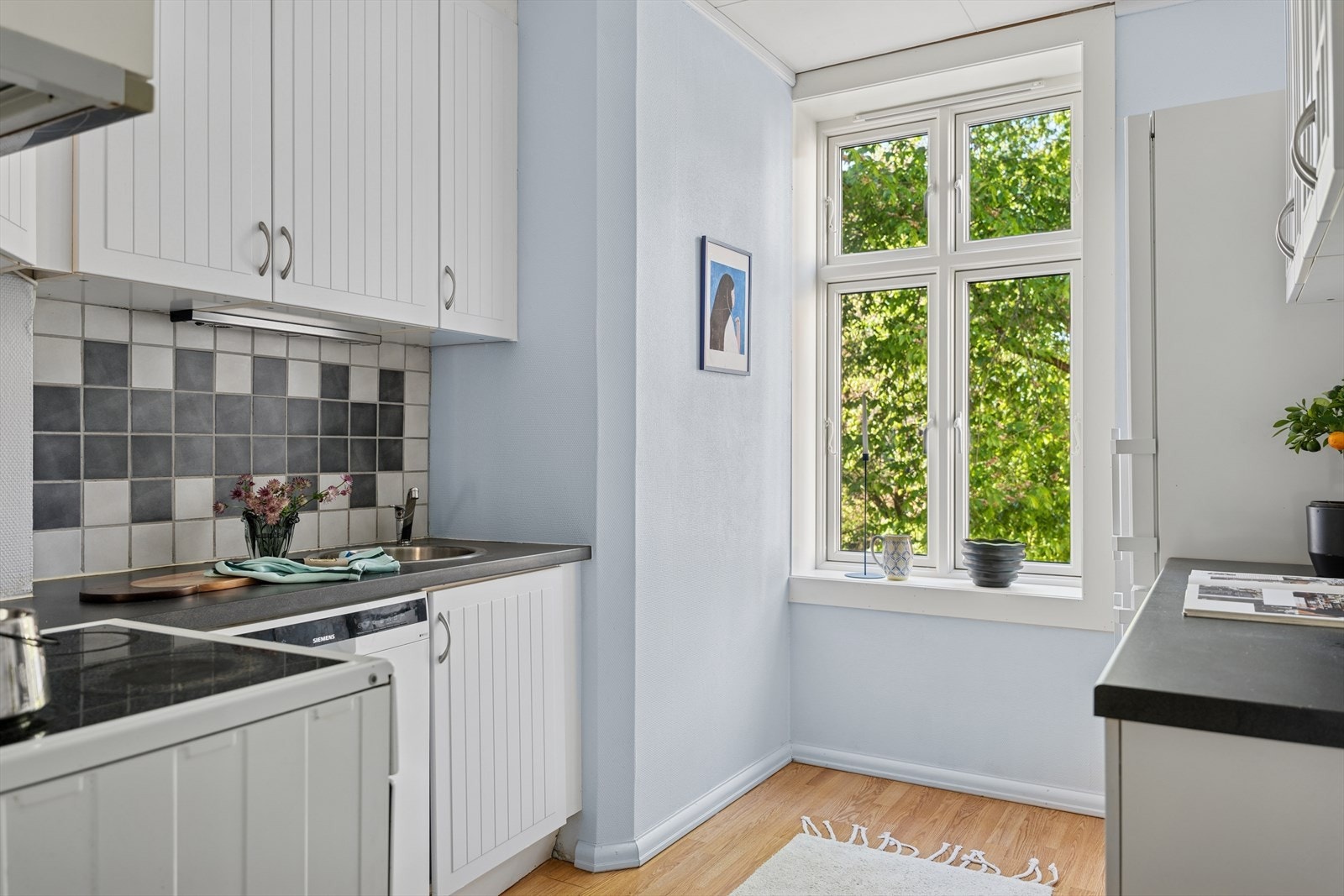 Innredningen er nymalt i 2025 og har klassiske, profilerte skapfronter. Galleribilde