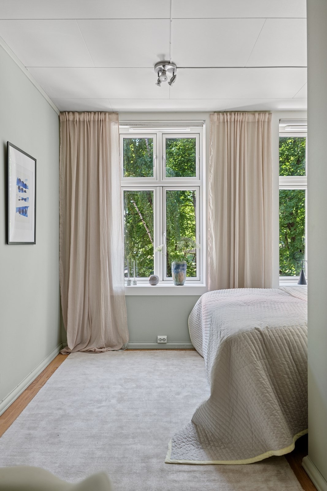 De store vindusflatene sørger for godt med naturlig lysinngang, og en romslig følelse. Galleribilde