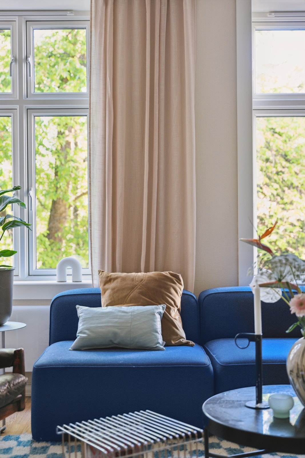 Her får man kvaliteter som god takhøyde og store vindusflater fra 2024 som gir en herlig atmosfære i rommet. Galleribilde