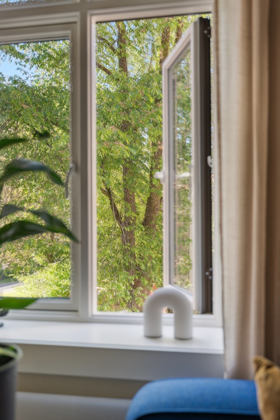 Nye vinduer fra 2024. Fra stuen har du et grønt og herlig utsyn. Galleribilde