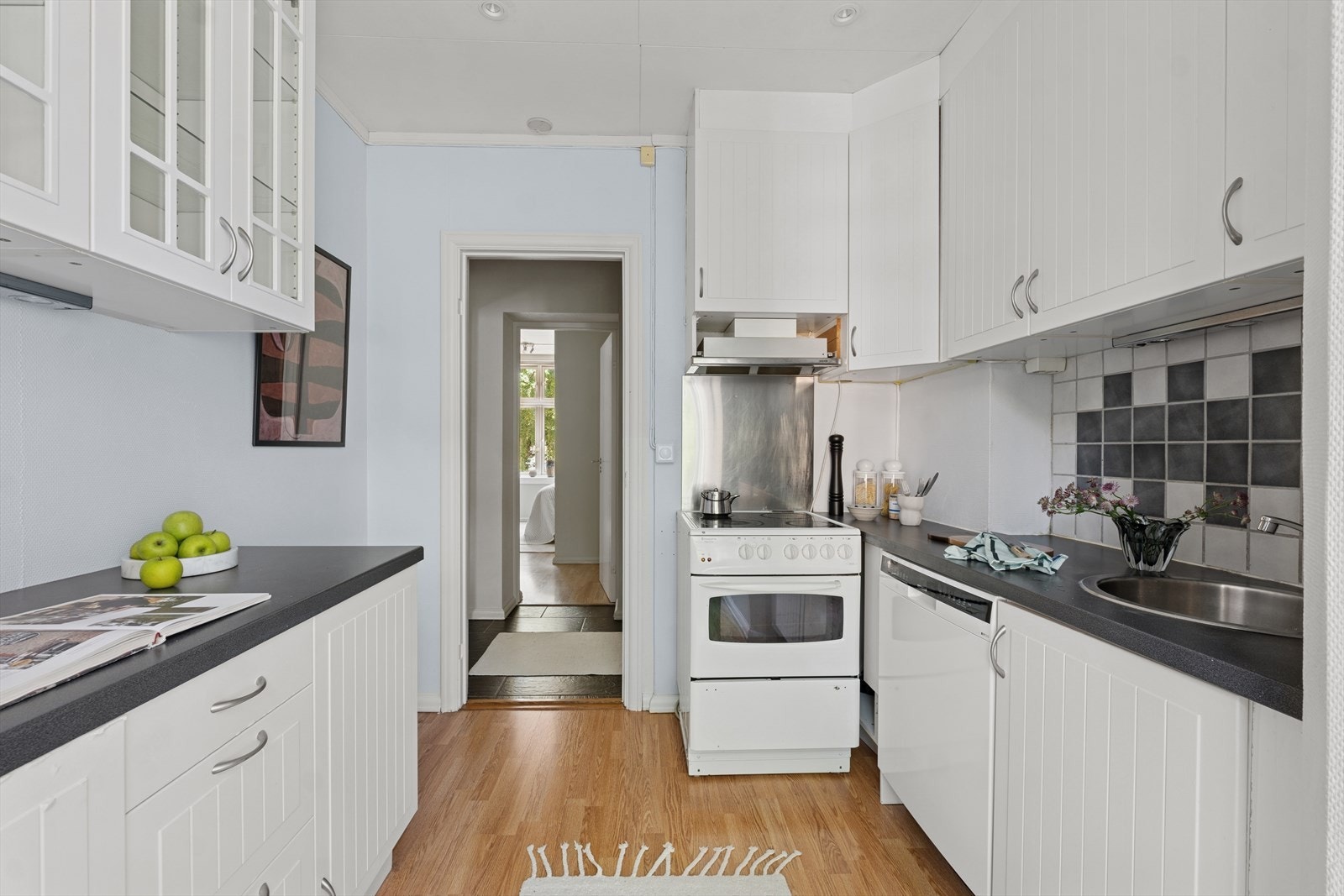 På kjøkkenet er det frittstående hvitevarer som komfyr, oppvaskmaskin og kjøl/- fryseskap (kan medfølge ved avtale). Galleribilde