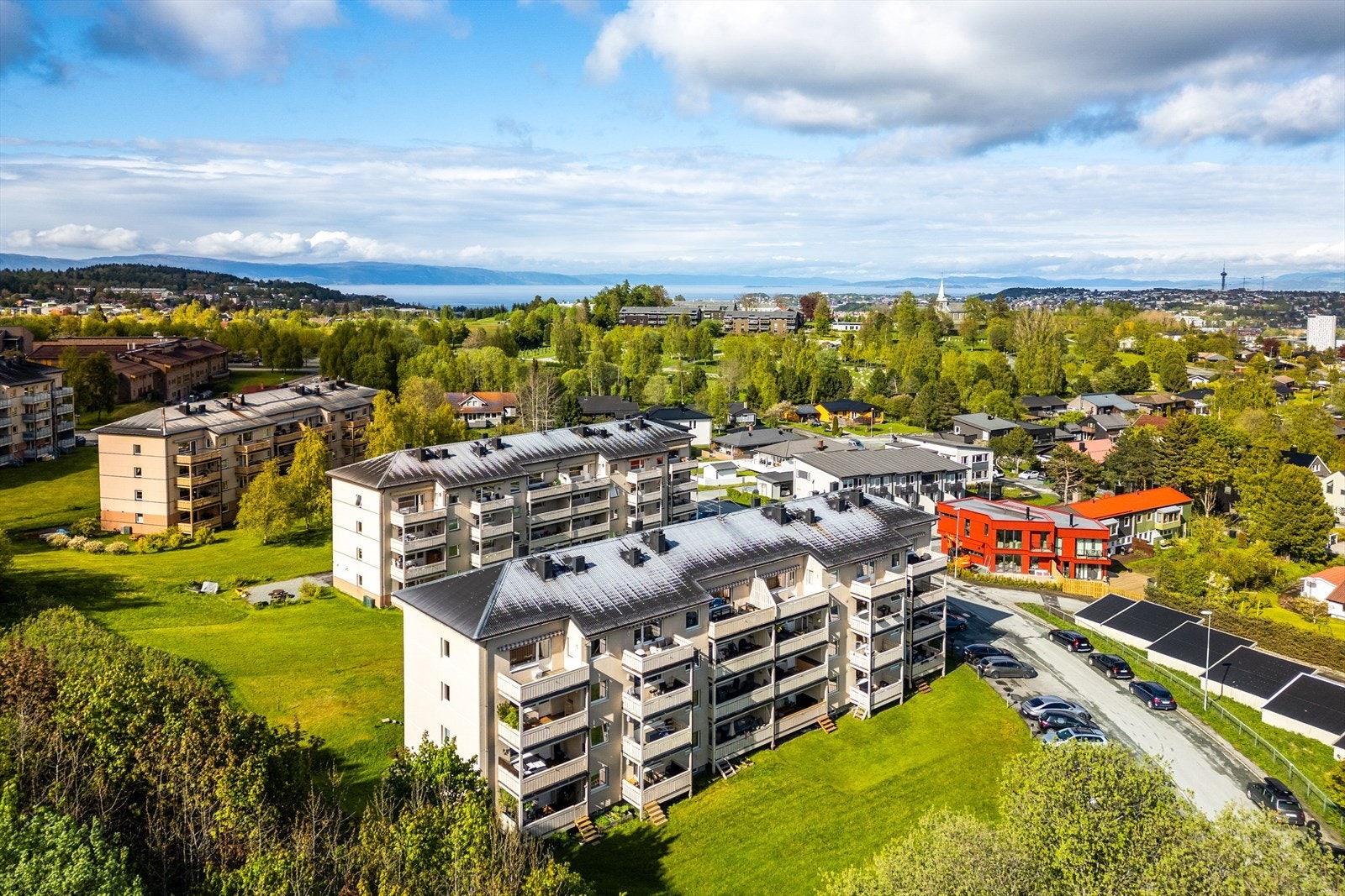 Det tar ca. 10 - 12 minutter med bil til Trondheim sentrum eller City Syd Kjøpesenter med alt av servicefasiliteter. Galleribilde