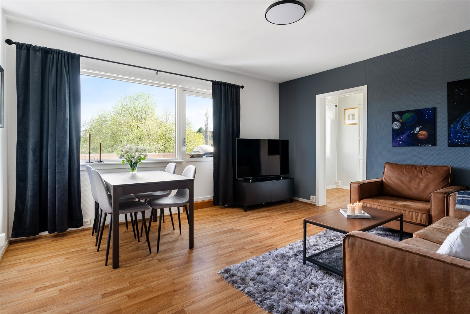 Stueareal på 17,4 m² gir god plass til sofagruppe og spisebord. Galleribilde