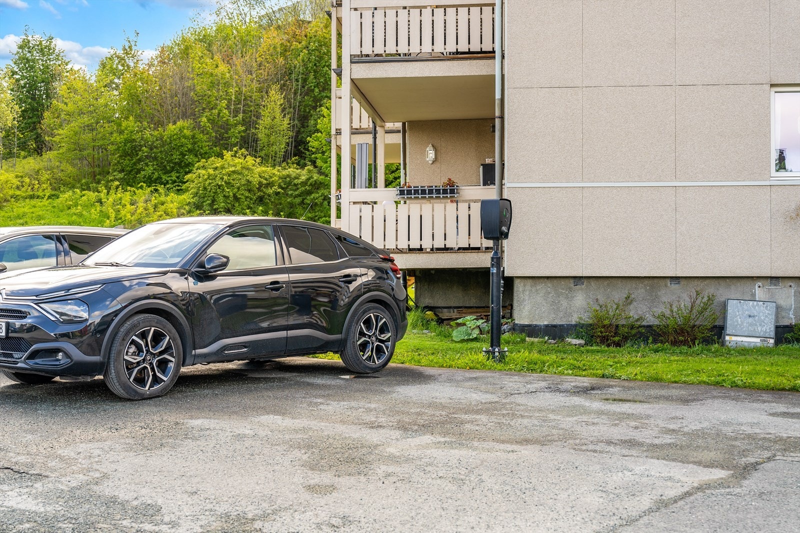 Biloppstillingsplass med elbil lader samt gode parkeringsmuligheter langs vei. Galleribilde
