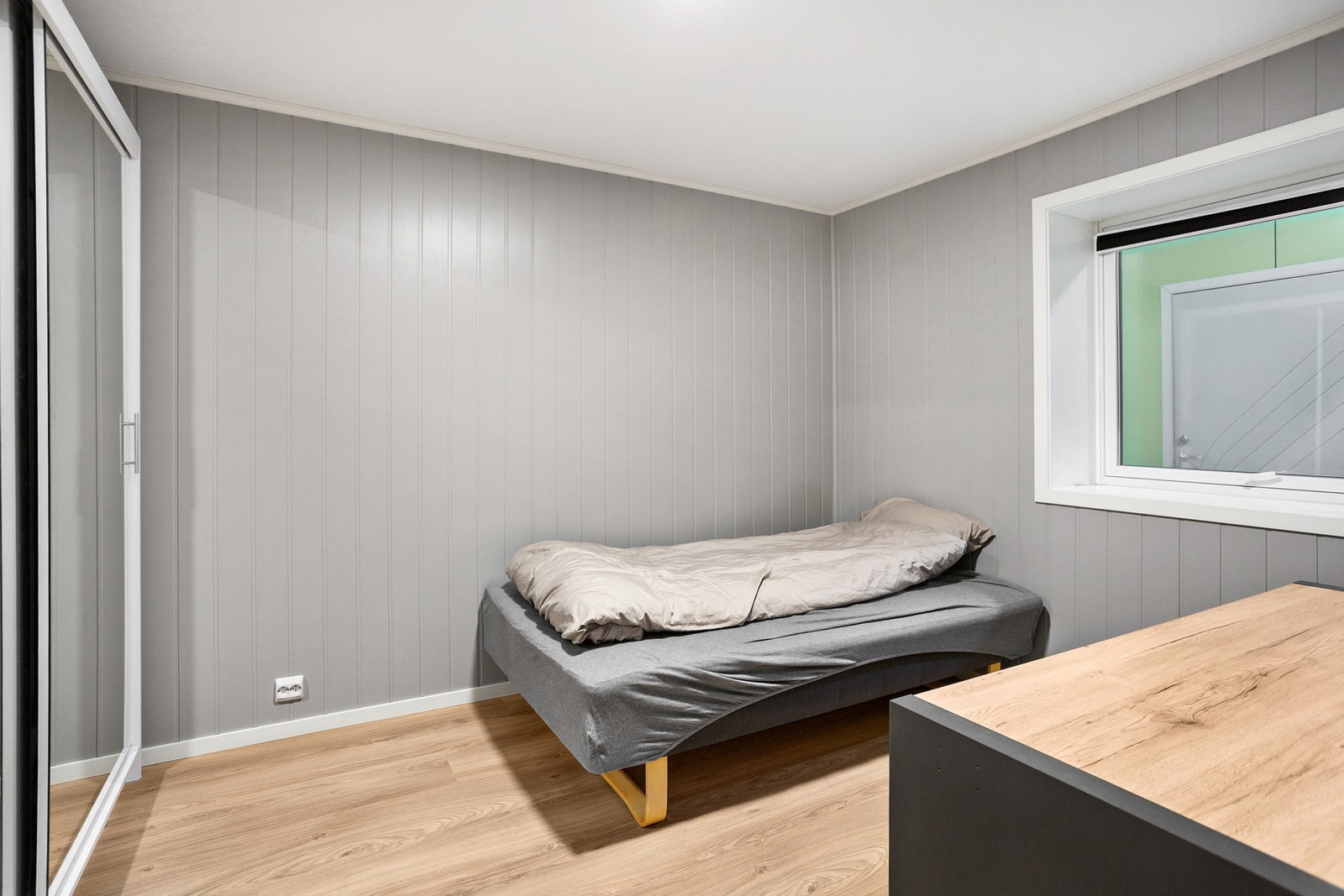 Boligen har totalt to soverom. Begge soverommene har plass til dobbeltseng. Soverom 1. har en romslig garderobe. Galleribilde