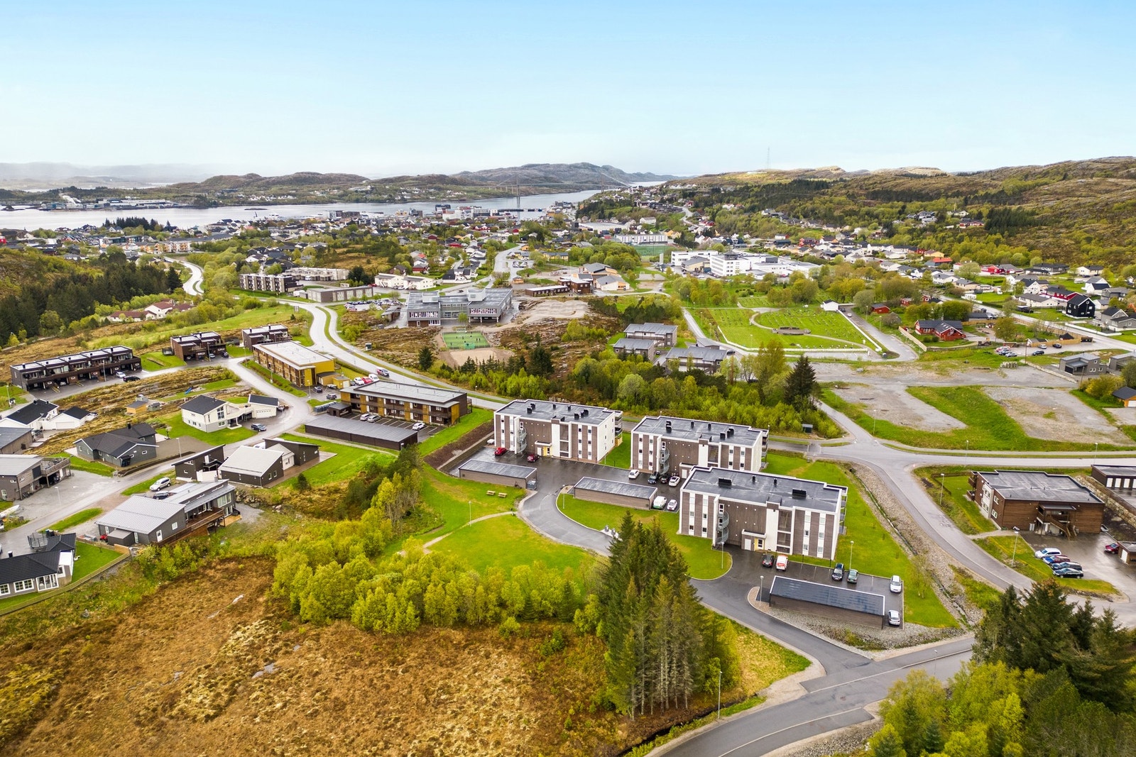 Boligen ligger ca 1,5 km nord for Rørvik sentrum med gangavstand til alle fasiliteter, skoler og barnehage. Galleribilde
