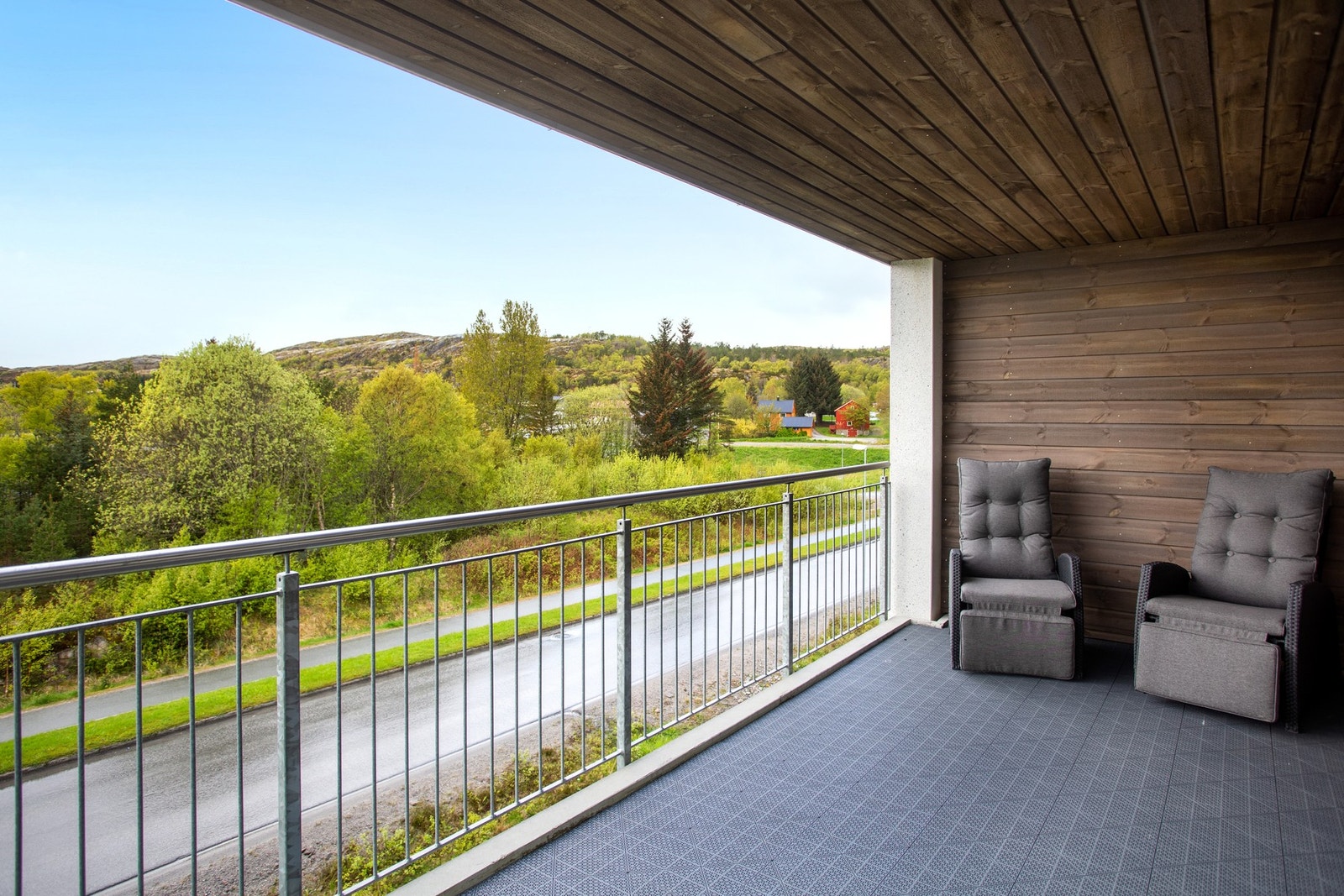 Takoverbygget veranda med god plass til hagemøbler. Galleribilde