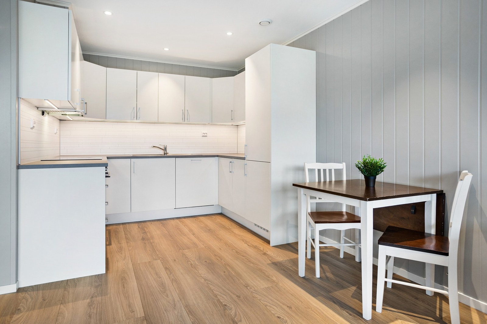 Plass til spisegruppe ved kjøkken. Galleribilde